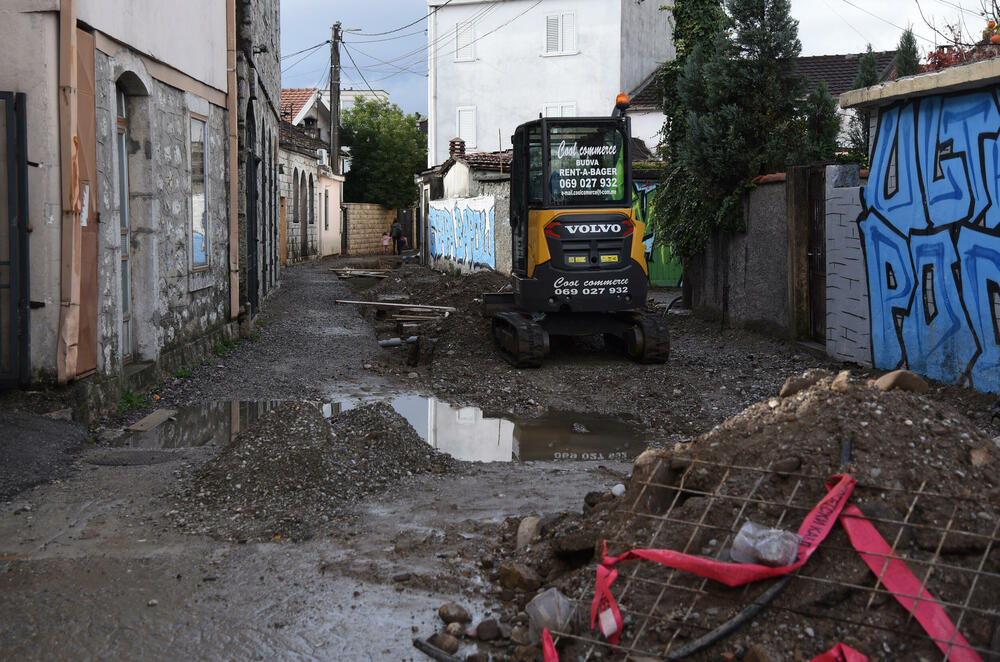 <p>Kaljuga, kanali ispunjeni vodom, klizište. Sve je to dočekalo stanovnike te ulice nakon prvih jesenjih kiša. Iz kuća, tvrde, stariji jedva mogu da izađu i to kad je najpotrebnije</p>