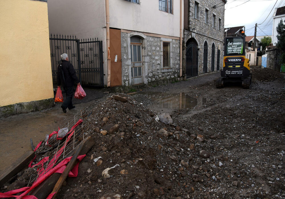 <p>Kaljuga, kanali ispunjeni vodom, klizište. Sve je to dočekalo stanovnike te ulice nakon prvih jesenjih kiša. Iz kuća, tvrde, stariji jedva mogu da izađu i to kad je najpotrebnije</p>