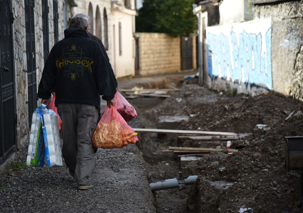 <p>Kaljuga, kanali ispunjeni vodom, klizište. Sve je to dočekalo stanovnike te ulice nakon prvih jesenjih kiša. Iz kuća, tvrde, stariji jedva mogu da izađu i to kad je najpotrebnije</p>