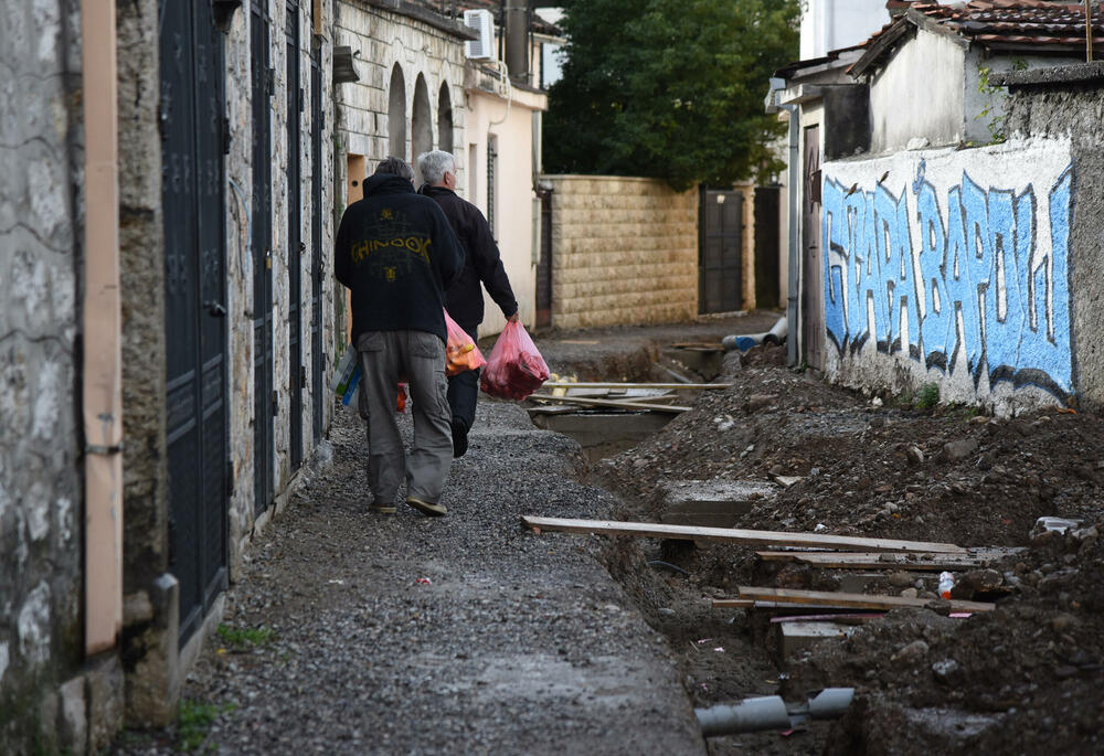 <p>Kaljuga, kanali ispunjeni vodom, klizište. Sve je to dočekalo stanovnike te ulice nakon prvih jesenjih kiša. Iz kuća, tvrde, stariji jedva mogu da izađu i to kad je najpotrebnije</p>