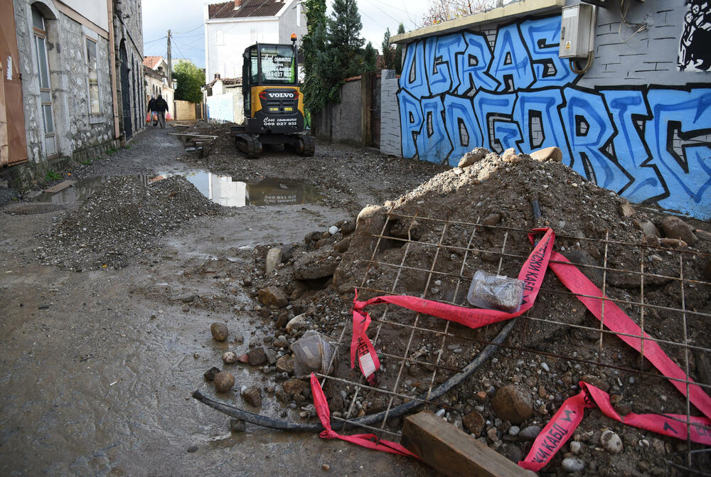 <p>Kaljuga, kanali ispunjeni vodom, klizište. Sve je to dočekalo stanovnike te ulice nakon prvih jesenjih kiša. Iz kuća, tvrde, stariji jedva mogu da izađu i to kad je najpotrebnije</p>