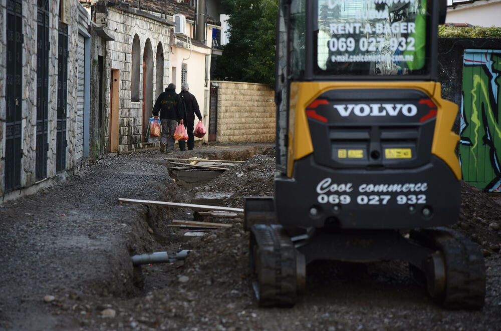 <p>Kaljuga, kanali ispunjeni vodom, klizište. Sve je to dočekalo stanovnike te ulice nakon prvih jesenjih kiša. Iz kuća, tvrde, stariji jedva mogu da izađu i to kad je najpotrebnije</p>