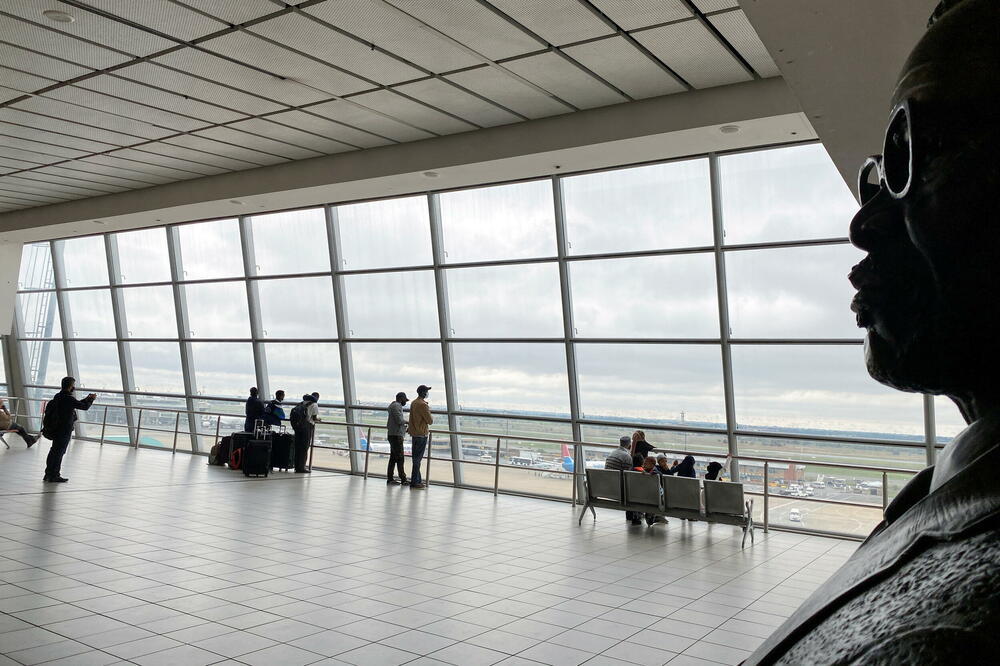Putnici čekaju ukrcavanje juče u Johanesburgu, Foto: SUMAYA HISHAM