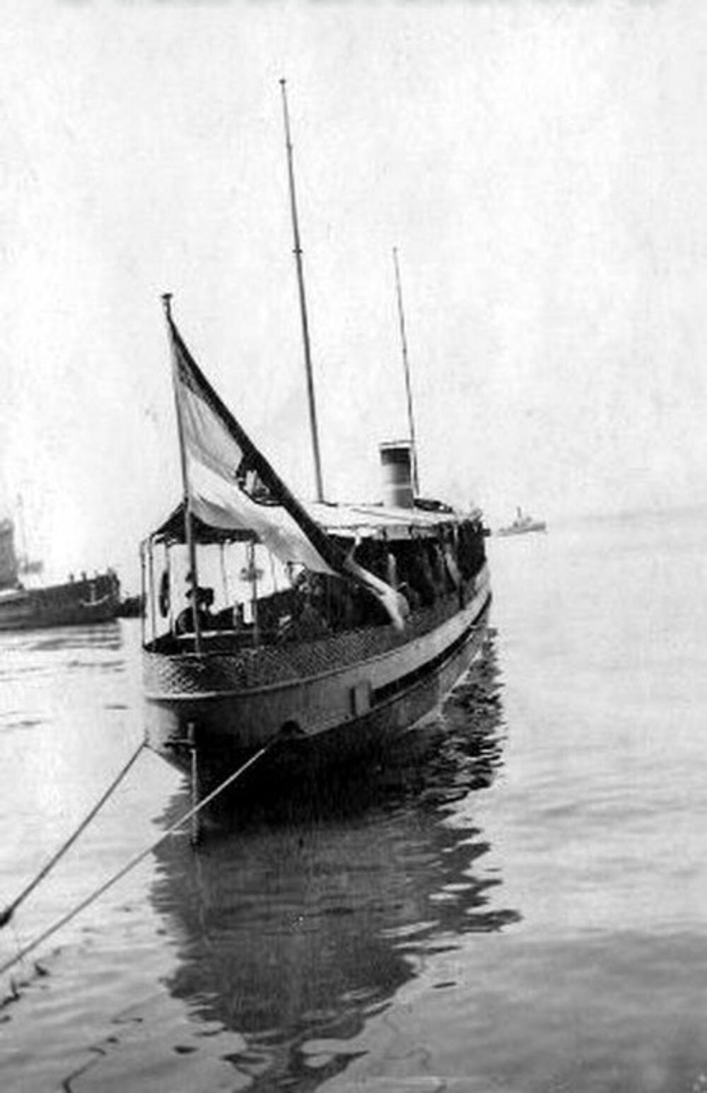 Brod “Srbija” u solunskom pristaništu