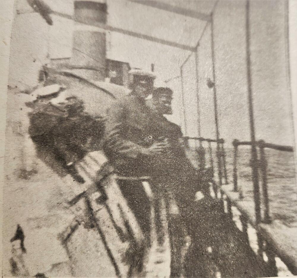 Kapetan Anđeo Janović (lijevo) na palubi “Srbije” tokom plovidbe od Soluna do Bara 1919.