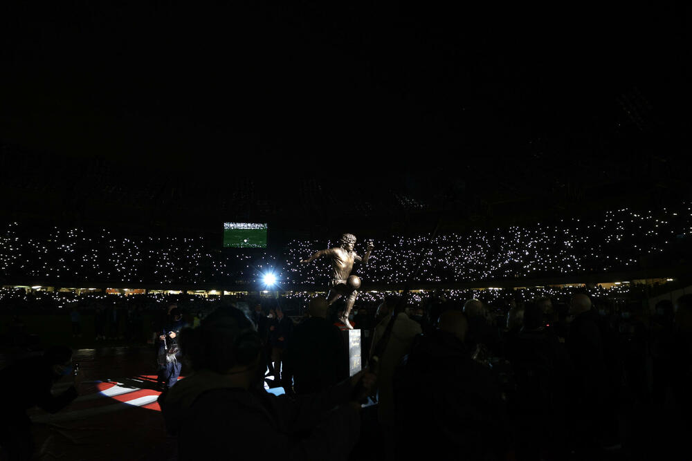 Dijego Armando Maradona, Maradona, Statua, Maradona statua