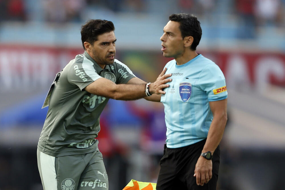 Abel Fereira sa linijskim sudijom na finalu Kopa libertadoresa sa Flamengom, Foto: Reuters