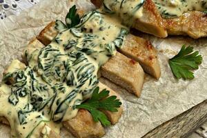 Ukusan ručak: Svinjski kare sa sosom od spanaća