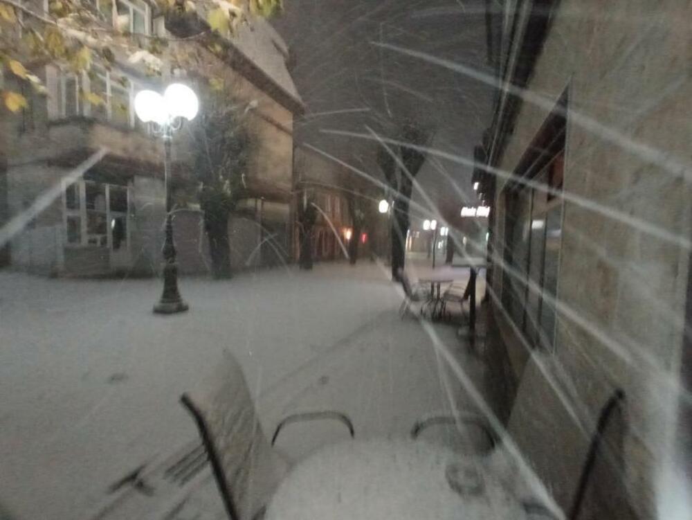 <p>U Kolašinu snijeg intenzivno pada kao i na Žabljaku</p>