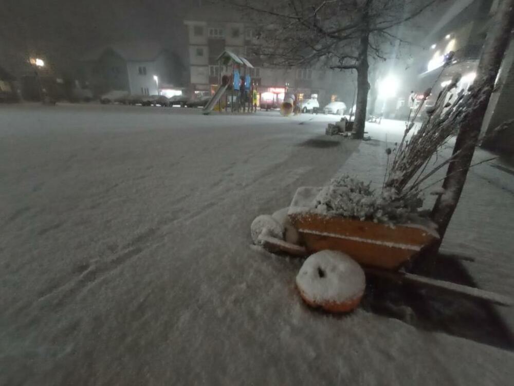 <p>U Kolašinu snijeg intenzivno pada kao i na Žabljaku</p>
