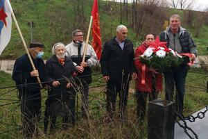 Nikšićki komunisti položili cvijeće na spomenik palim borcima