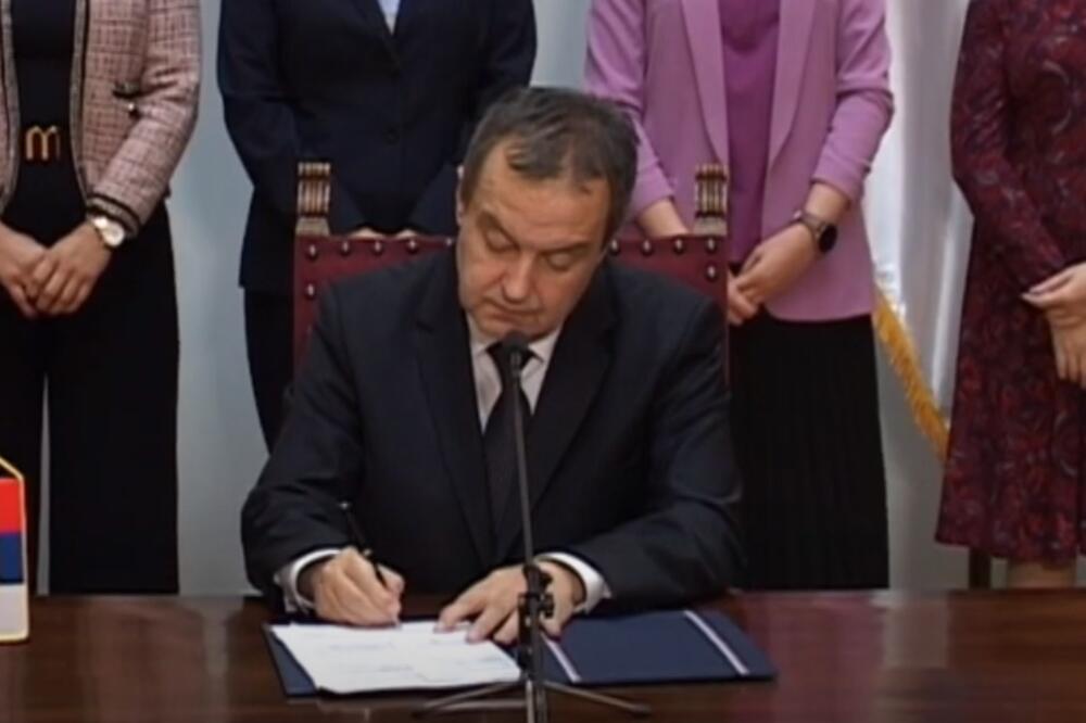 Dačić potpisuje Odluku, Foto: Skupština Srbije