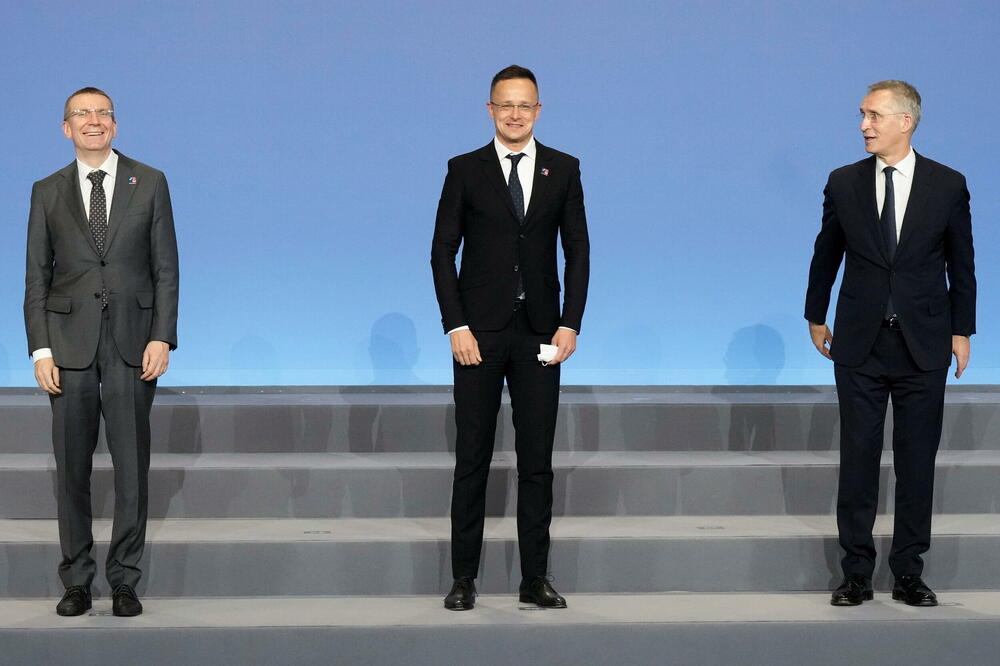 Sijarto (u sredini), letonski ministar vanjskih poslova Edgar Rinkevičs (lijevo) i generalni sekretar NATO Jens Stoltenberg (desno), Foto: Reuters