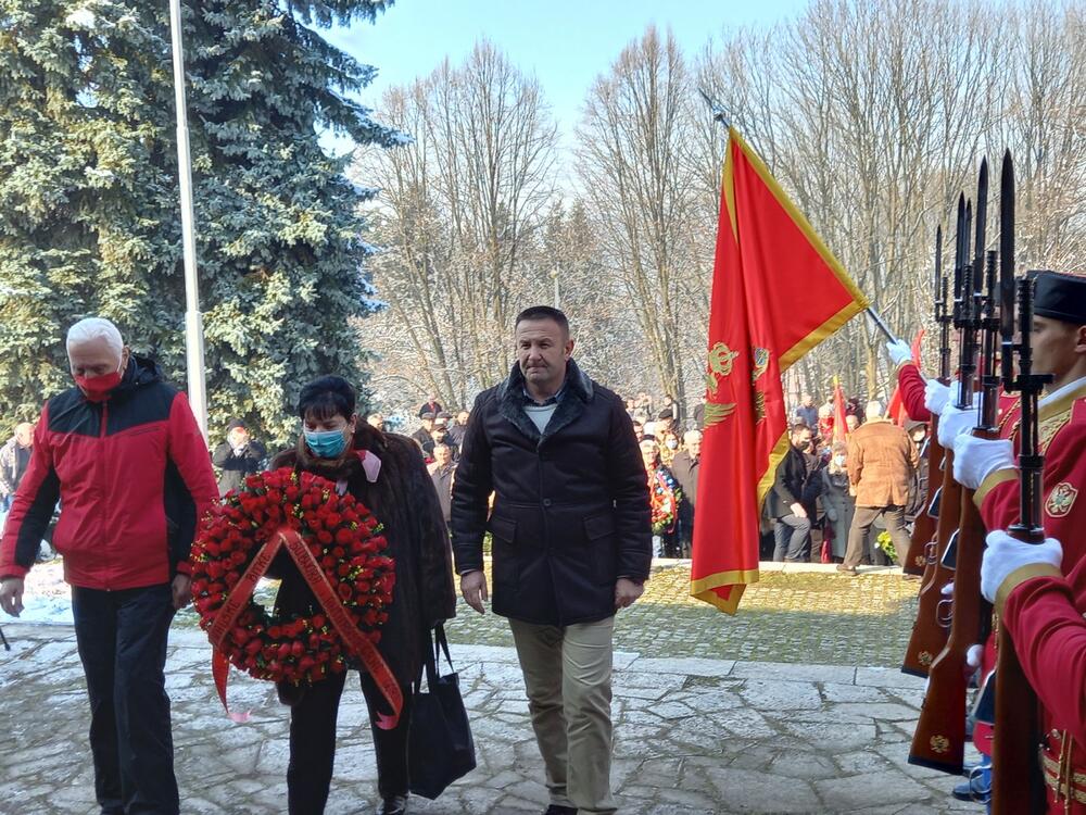 <p>"Veliki je bio uspjeh narodno odlobodilačkih odreda Crne Gore i Sandžaka da u porobljenoj Evropi kada je njemačka armija bila na korak od Moskve i Lenjingrada, okupi četiri hiljade dobrovoljaca i sa njima krene u napad na tako jaki italijanski okupatorski garnizon opremljen i obučen za rat", rekao je predsjednik Opštine Pljevlja Igor Golubović</p>