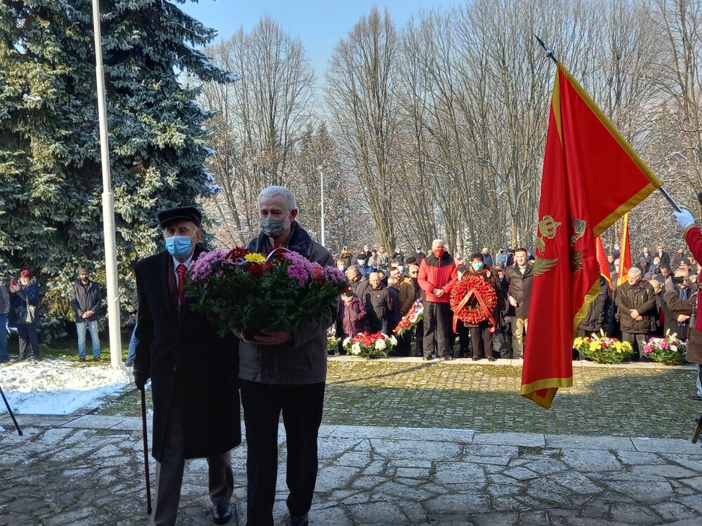<p>"Veliki je bio uspjeh narodno odlobodilačkih odreda Crne Gore i Sandžaka da u porobljenoj Evropi kada je njemačka armija bila na korak od Moskve i Lenjingrada, okupi četiri hiljade dobrovoljaca i sa njima krene u napad na tako jaki italijanski okupatorski garnizon opremljen i obučen za rat", rekao je predsjednik Opštine Pljevlja Igor Golubović</p>
