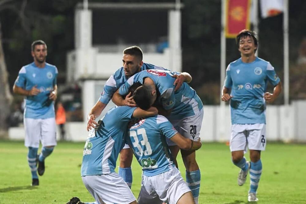 Miličković (broj 33) u zagrljaju saigrača, Foto: Telekom 1. CFL - FSCG