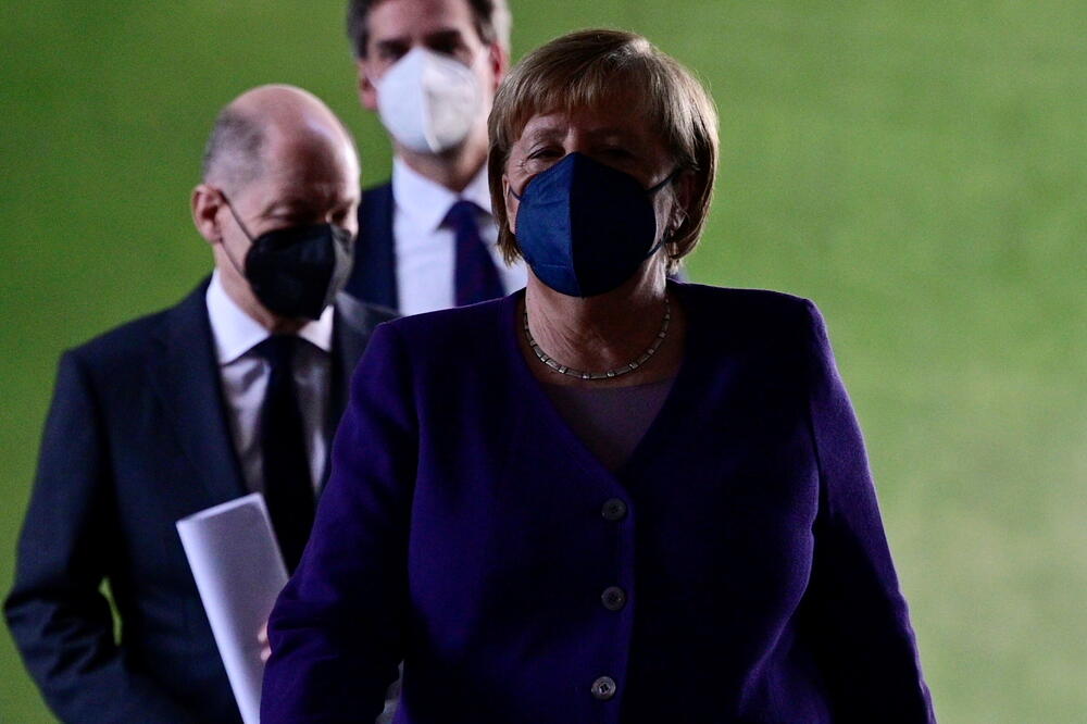 Merkel i Šolc dolaze na konferenciju za novinare, Foto: Reuters