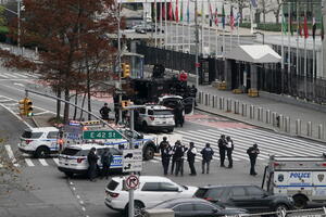 Naoružani muškarac ispred zgrade UN mirno se predao policiji