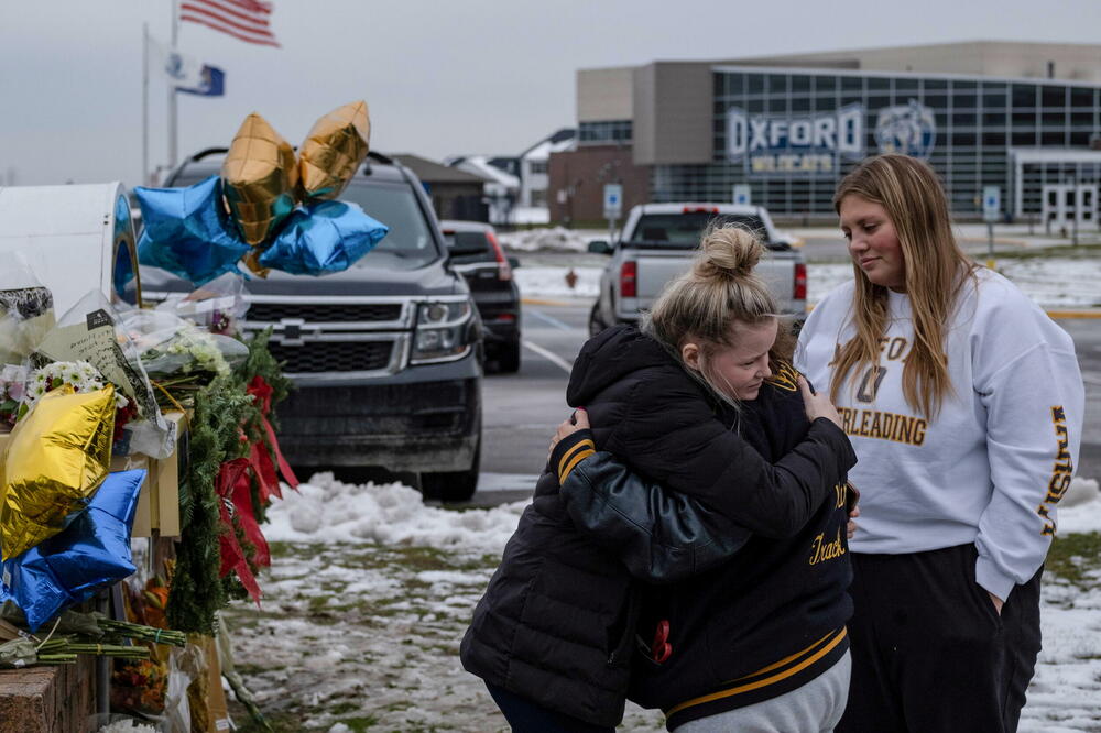 Ispred škole u kojoj se desio napad, Foto: SETH HERALD