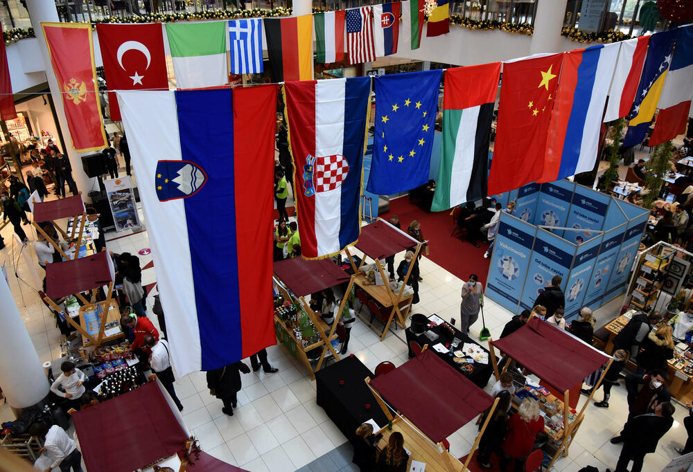 <p>Tradicionalni Međunarodni humanitarni Božićni bazar, koji organizuje Međunarodni klub žena, održan je danas u Podgorici. Humanoj misiji su se i ove godine pridružile Vijesti, a kako je bilo na događaju, pogledajte u foto galeriji foto-reportera Vijesti Luke Zekovića.</p>