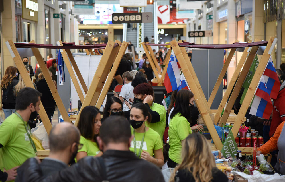 <p>Tradicionalni Međunarodni humanitarni Božićni bazar, koji organizuje Međunarodni klub žena, održan je danas u Podgorici. Humanoj misiji su se i ove godine pridružile Vijesti, a kako je bilo na događaju, pogledajte u foto galeriji foto-reportera Vijesti Luke Zekovića.</p>