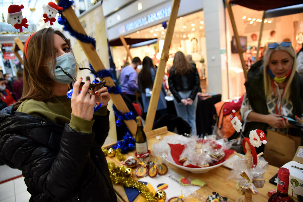 <p>Tradicionalni Međunarodni humanitarni Božićni bazar, koji organizuje Međunarodni klub žena, održan je danas u Podgorici. Humanoj misiji su se i ove godine pridružile Vijesti, a kako je bilo na događaju, pogledajte u foto galeriji foto-reportera Vijesti Luke Zekovića.</p>