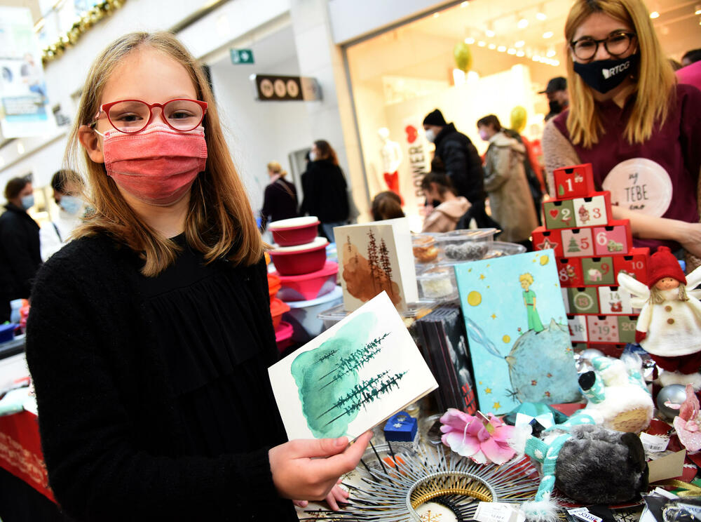 <p>Tradicionalni Međunarodni humanitarni Božićni bazar, koji organizuje Međunarodni klub žena, održan je danas u Podgorici. Humanoj misiji su se i ove godine pridružile Vijesti, a kako je bilo na događaju, pogledajte u foto galeriji foto-reportera Vijesti Luke Zekovića.</p>