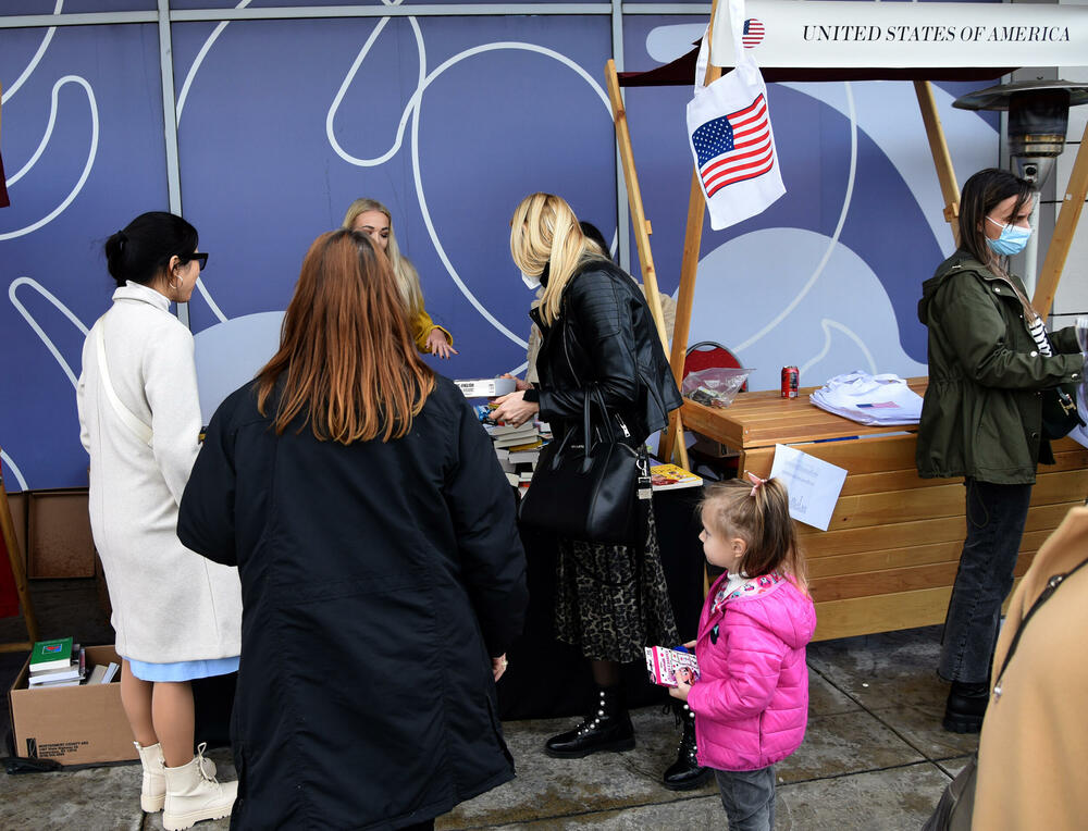 <p>Tradicionalni Međunarodni humanitarni Božićni bazar, koji organizuje Međunarodni klub žena, održan je danas u Podgorici. Humanoj misiji su se i ove godine pridružile Vijesti, a kako je bilo na događaju, pogledajte u foto galeriji foto-reportera Vijesti Luke Zekovića.</p>