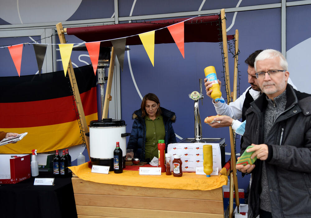 <p>Tradicionalni Međunarodni humanitarni Božićni bazar, koji organizuje Međunarodni klub žena, održan je danas u Podgorici. Humanoj misiji su se i ove godine pridružile Vijesti, a kako je bilo na događaju, pogledajte u foto galeriji foto-reportera Vijesti Luke Zekovića.</p>