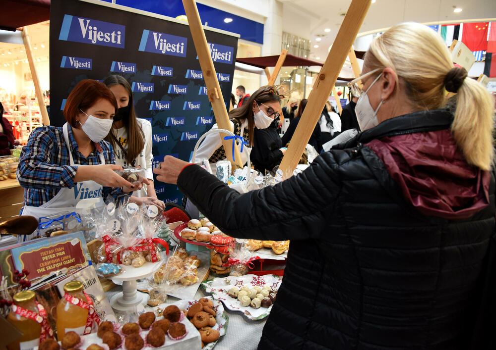 <p>Tradicionalni Međunarodni humanitarni Božićni bazar, koji organizuje Međunarodni klub žena, održan je danas u Podgorici. Humanoj misiji su se i ove godine pridružile Vijesti, a kako je bilo na događaju, pogledajte u foto galeriji foto-reportera Vijesti Luke Zekovića.</p>