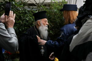 Atina: Pravoslavni sveštenik priveden na protestu zbog papine...