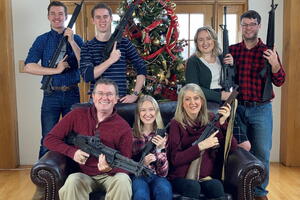 Neobična božićna čestitka: Republikanac i porodica naoružani "do...