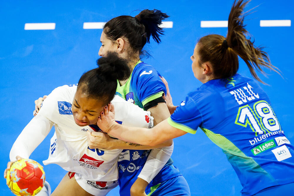 Poleta Fopa prolazi pored Slovenki, Foto: IHF