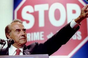 Bajden odao poštu „dragom prijatelju" Bobu Dolu, opraštaju se i...