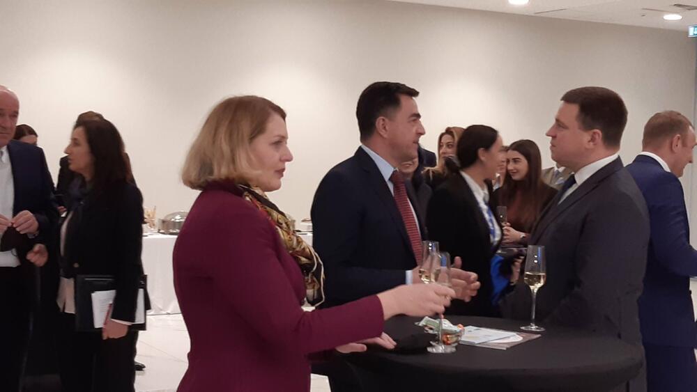 <p>Čelebić je rekao da mu je čast što će predstavljati Estoniju, koja ima razvijenu ekonomiju, nizak javni dug i nsiku stopu nezaposlenosti, visoko razvijenu tehnologiju...</p>