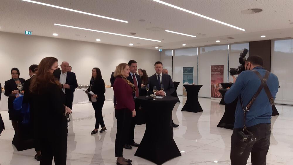 <p>Čelebić je rekao da mu je čast što će predstavljati Estoniju, koja ima razvijenu ekonomiju, nizak javni dug i nsiku stopu nezaposlenosti, visoko razvijenu tehnologiju...</p>