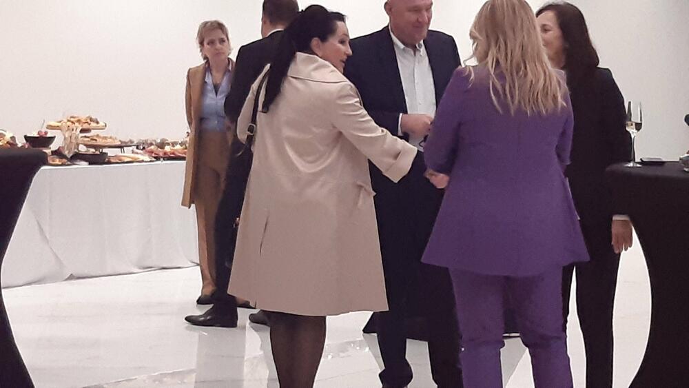 <p>Čelebić je rekao da mu je čast što će predstavljati Estoniju, koja ima razvijenu ekonomiju, nizak javni dug i nsiku stopu nezaposlenosti, visoko razvijenu tehnologiju...</p>