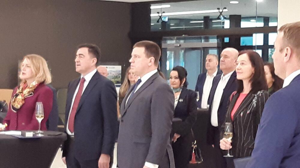 <p>Čelebić je rekao da mu je čast što će predstavljati Estoniju, koja ima razvijenu ekonomiju, nizak javni dug i nsiku stopu nezaposlenosti, visoko razvijenu tehnologiju...</p>