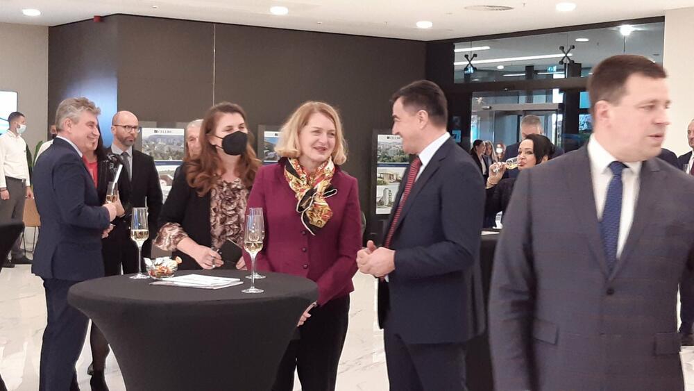 <p>Čelebić je rekao da mu je čast što će predstavljati Estoniju, koja ima razvijenu ekonomiju, nizak javni dug i nsiku stopu nezaposlenosti, visoko razvijenu tehnologiju...</p>