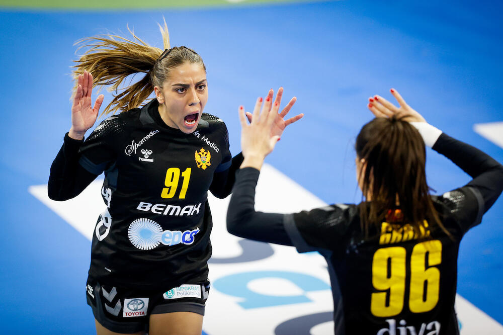 Sjajan tandem još iz nekadašnje kadetske reprezentacije: Ivona Pavićević i Itana Grbić, Foto: IHF