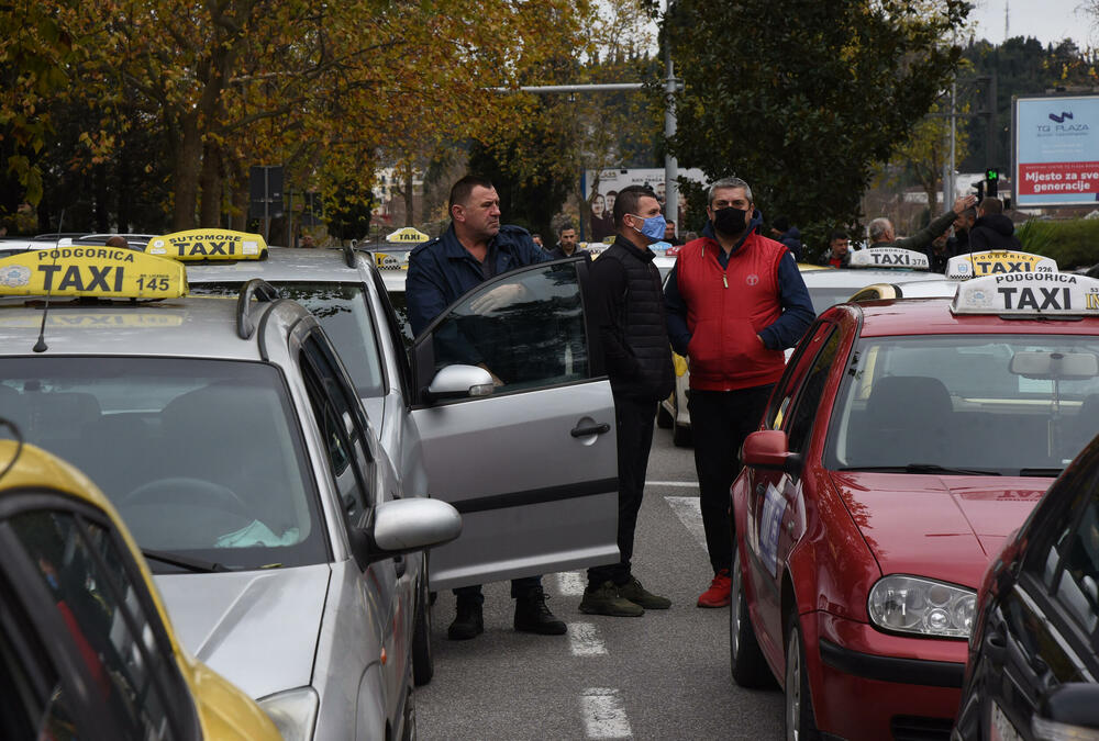 <p>"Nerad inspekcija, rapidni rast sive ekonomije, koja je uništila 2021. turističku sezonu, koja je trebalo da nam bude godina oporavka. Želimo da ukažemo da ima 1.500 preduzetnika koje nisu pitali u kakvim uslovima rade",</p>