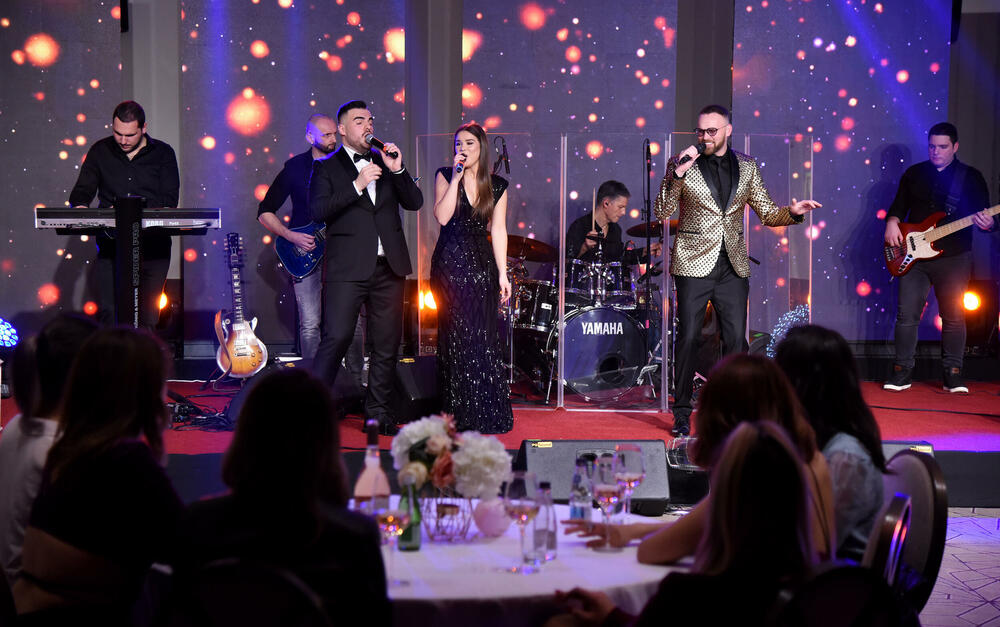 <p>Novogodišnji program Televizije Vijesti snimljen juče u produkciji MIKA PROART, učestvovalo skoro 50 crnogorskih izvođača, a publika će uživati u četiri sata programa kroz koji će ih voditi Danijel Alibabić</p>