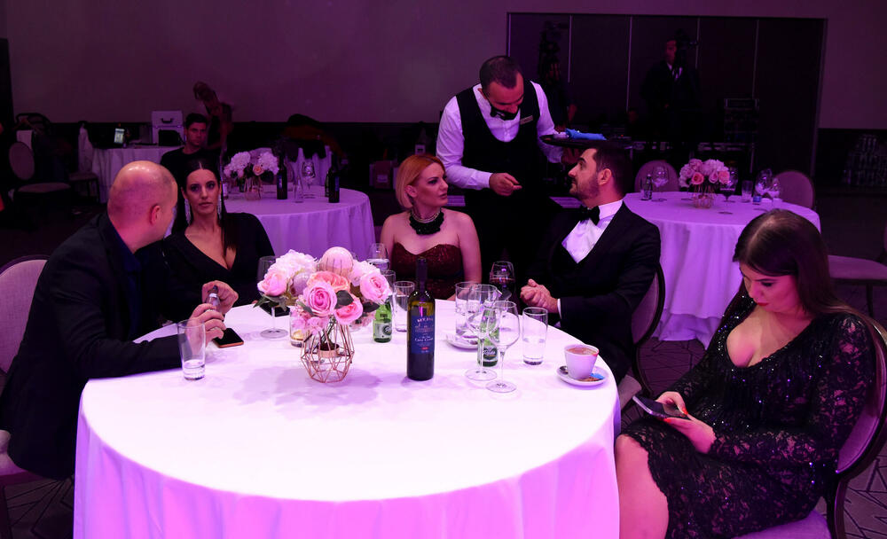 <p>Novogodišnji program Televizije Vijesti snimljen juče u produkciji MIKA PROART, učestvovalo skoro 50 crnogorskih izvođača, a publika će uživati u četiri sata programa kroz koji će ih voditi Danijel Alibabić</p>