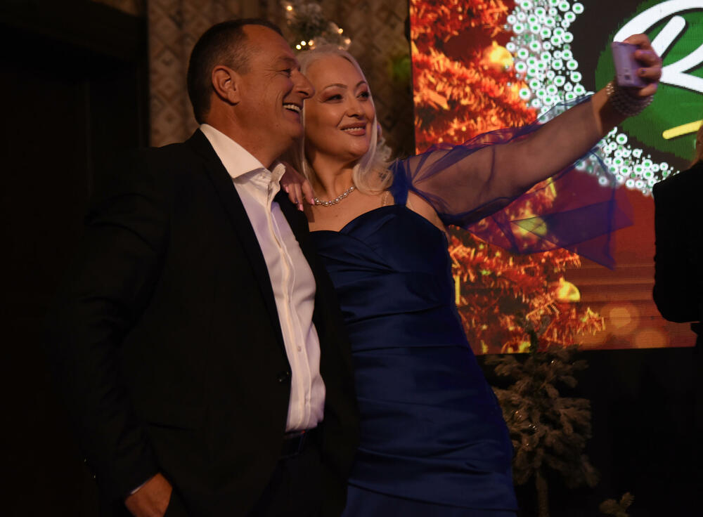 <p>Novogodišnji program Televizije Vijesti snimljen juče u produkciji MIKA PROART, učestvovalo skoro 50 crnogorskih izvođača, a publika će uživati u četiri sata programa kroz koji će ih voditi Danijel Alibabić</p>