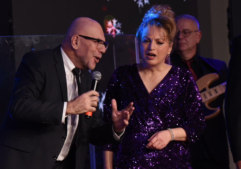 <p>Novogodišnji program Televizije Vijesti snimljen juče u produkciji MIKA PROART, učestvovalo skoro 50 crnogorskih izvođača, a publika će uživati u četiri sata programa kroz koji će ih voditi Danijel Alibabić</p>