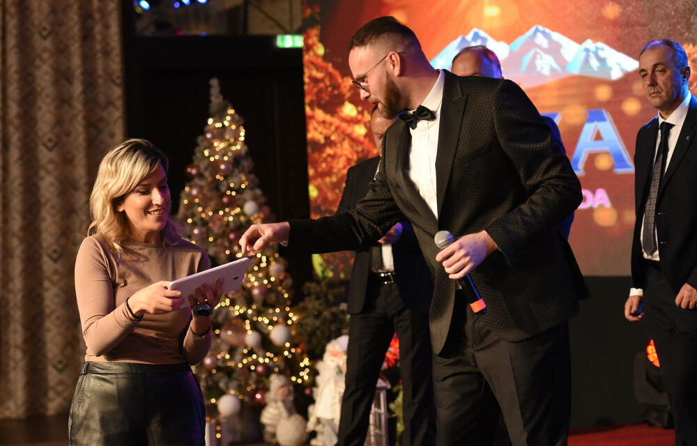 <p>Novogodišnji program Televizije Vijesti snimljen juče u produkciji MIKA PROART, učestvovalo skoro 50 crnogorskih izvođača, a publika će uživati u četiri sata programa kroz koji će ih voditi Danijel Alibabić</p>