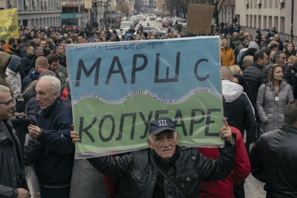 Protest ispred gradske opštine u Loznici, po hladnom vremenu, Foto: BBCVladimir Zivojinovic