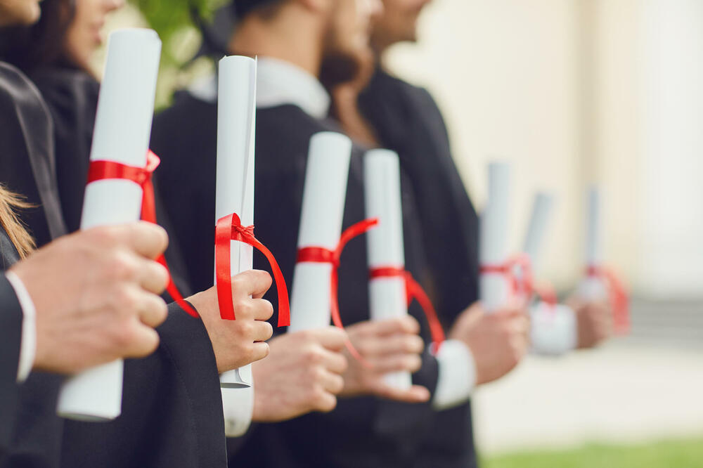 ”Nije tajna da mnogi sa sumnjivo stečenim diplomama pokrivaju važne funkcije u vlasti”, Foto: Shutterstock