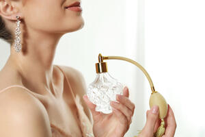 Trikovi: Kako da miris parfema na vašoj koži traje što duže?