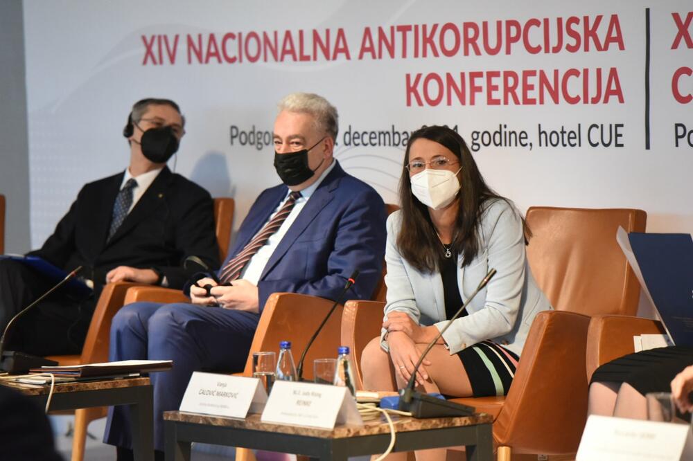 Krivokapić i direktorica MANS Vanja Ćalović Marković na konferenciji, Foto: Savo Prelević